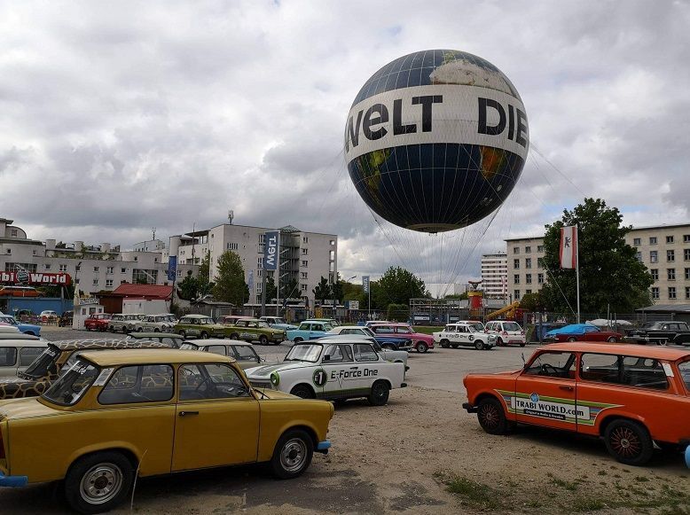 Los famosos Trabant de la RDA con el globo aerostático